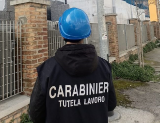 Torino, sospese due aziende edili: lavoratori in nero e violazioni sulla sicurezza